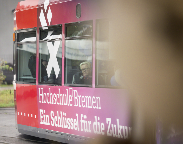 Außenfolierung einer Bahn für die Hochschule Bremen