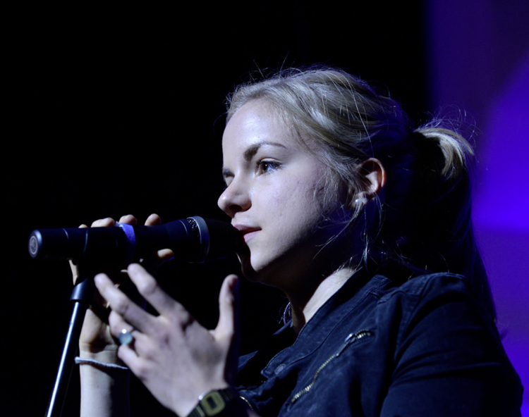 Foto von Julia Engelmann während eines Poetry Slams bei der Klub Bühne