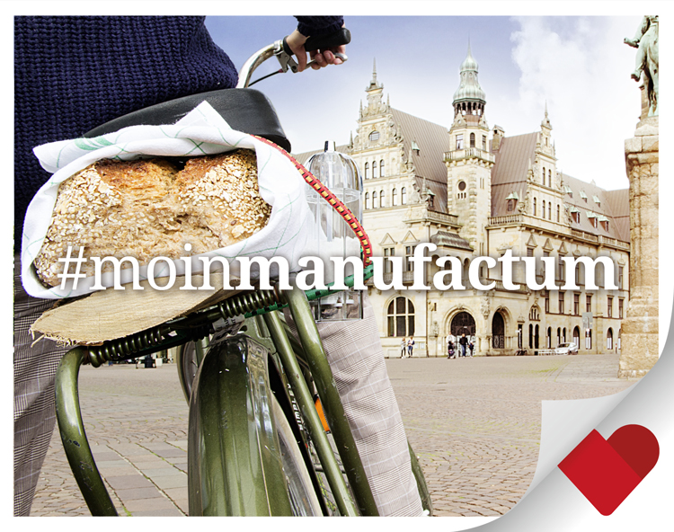 Foto von der Bremer Stadt mit Fahrradfahrer im Vordergrund mit der Aufschrift: „#moinmanufactum“ zur Eröffnung von Manufactum