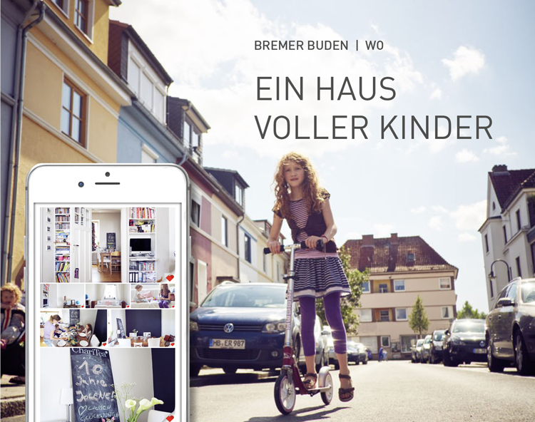 Straßenfoto eines Kindes mit Roller und Schriftzug „Ein Haus voller Kinder“. Ein Smartphone im Vordergrund zeigt Fotos einer Wohnung